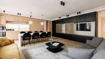 Saint Honoré II | Área de estar | TV de tela plana 55 polegadas com canais a cabo, TV, Netflix