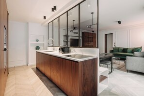 Saint Honoré I | Private kitchen | Full-sized fridge, microwave, oven, stovetop