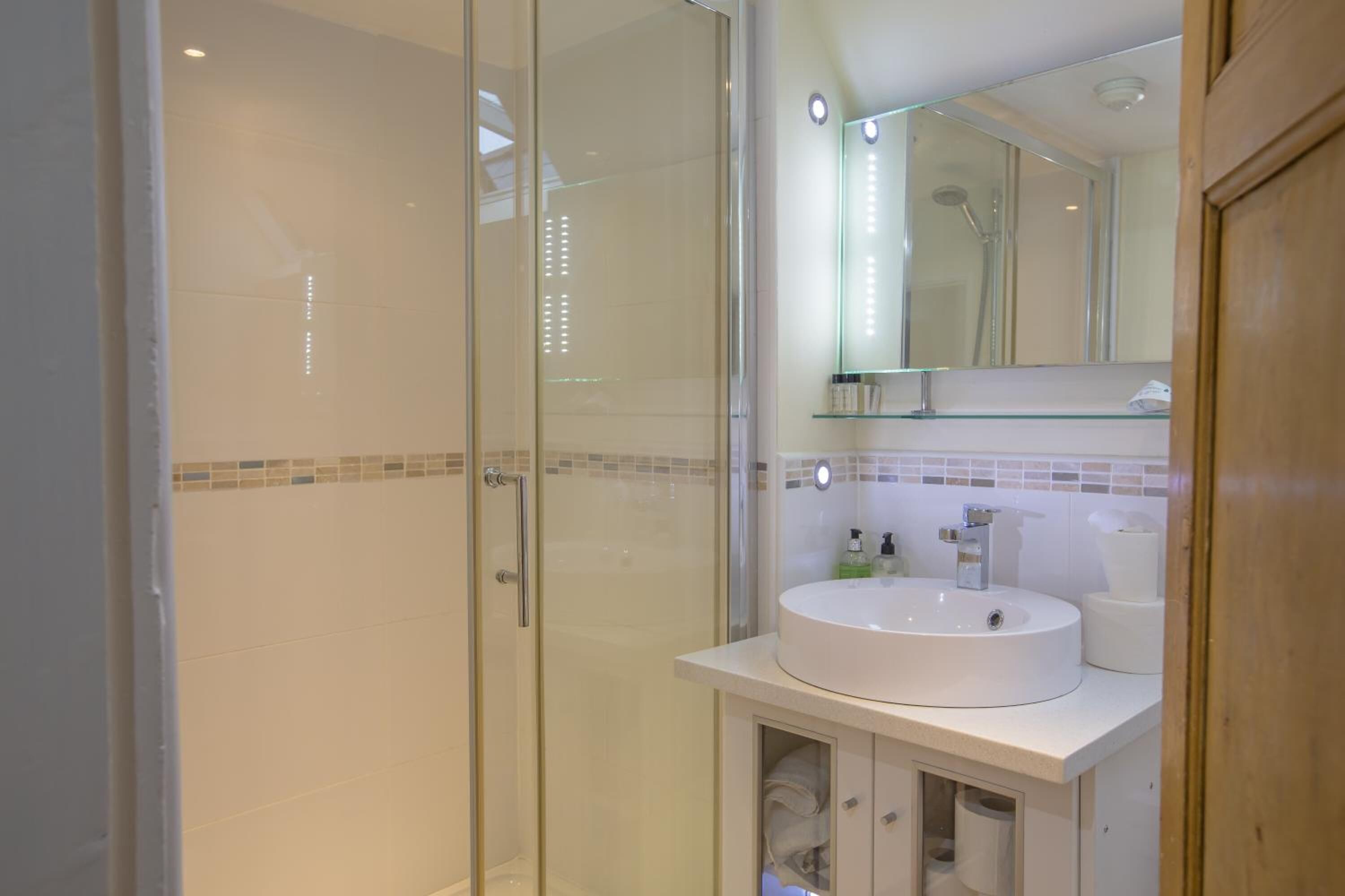 Combined shower/bathtub, towels