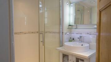 Combined shower/bathtub, towels