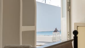 Ein Zimmer mit Blick auf den Strand, einer weißen Wand und einer Tür.