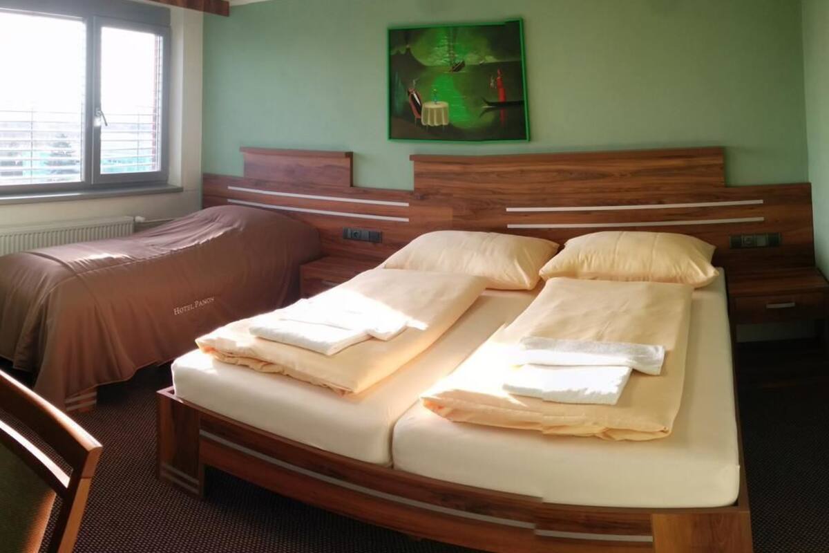 Comfort Room, 1 Queen Bed, Non Smoking | WiFi (free), bed sheets