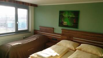 Comfort Room, 1 Queen Bed, Non Smoking | Free WiFi, bed sheets