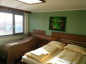 Comfort Room, 1 Queen Bed, Non Smoking | Free WiFi, bed sheets