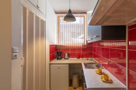 Refrigerador, placa de cocina, cafetera/tetera, tetera/pava eléctrica
