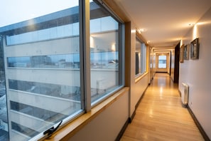 Quarto superior | Frigobar, cofres nos quartos, escrivaninha, cortinas blackout