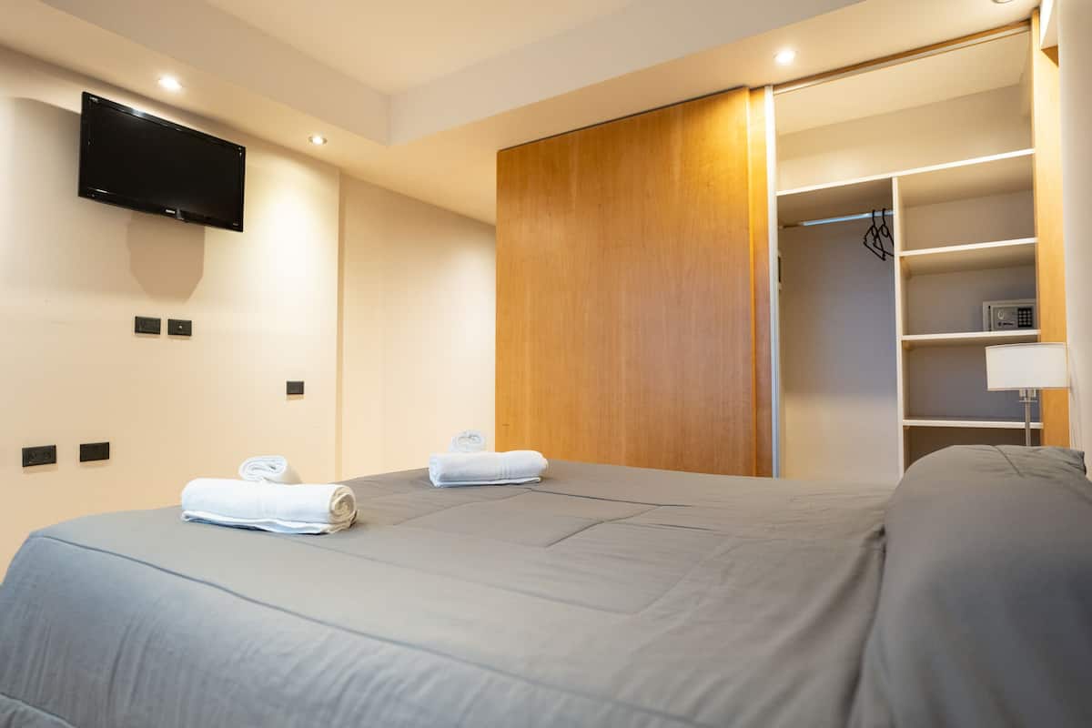 Minibar, caja de seguridad en la habitación y escritorio