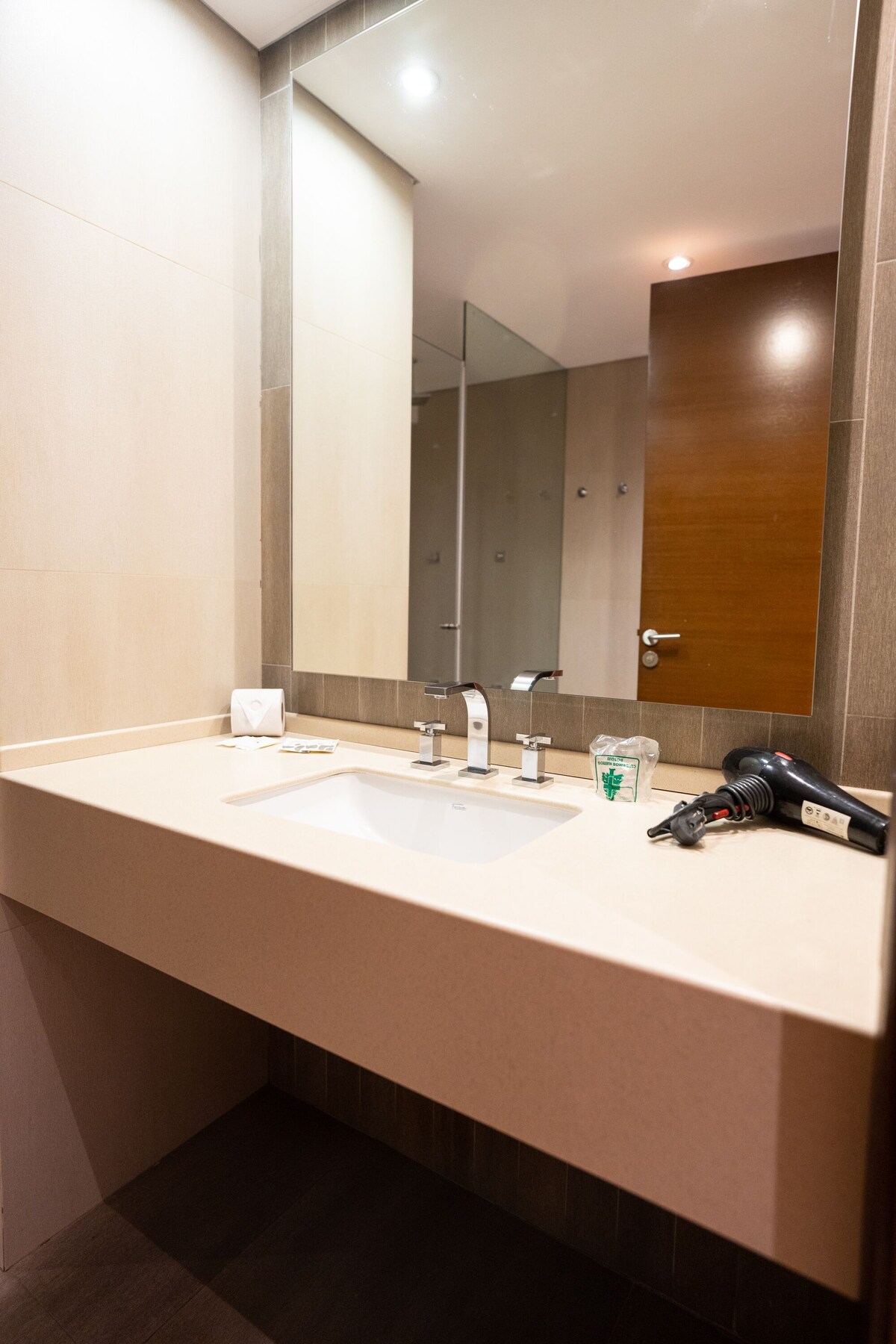 Habitación estándar | Baño | Ducha, artículos de higiene personal gratuitos y secador de pelo
