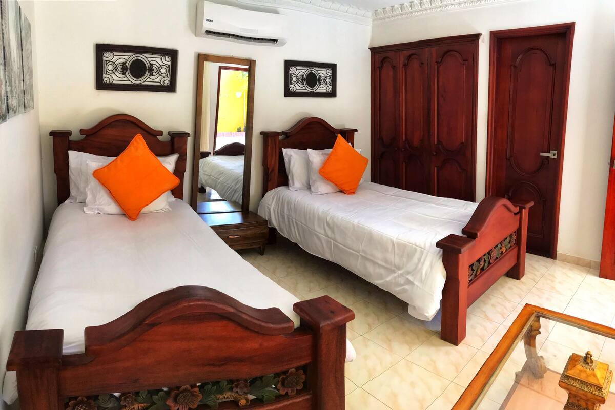 Quarto básico | Roupas de cama premium, cofres nos quartos