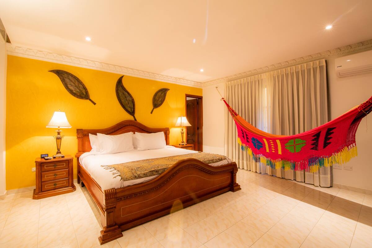 Quarto luxo, 1 cama Queen, para não fumantes | Roupas de cama premium, cofres nos quartos