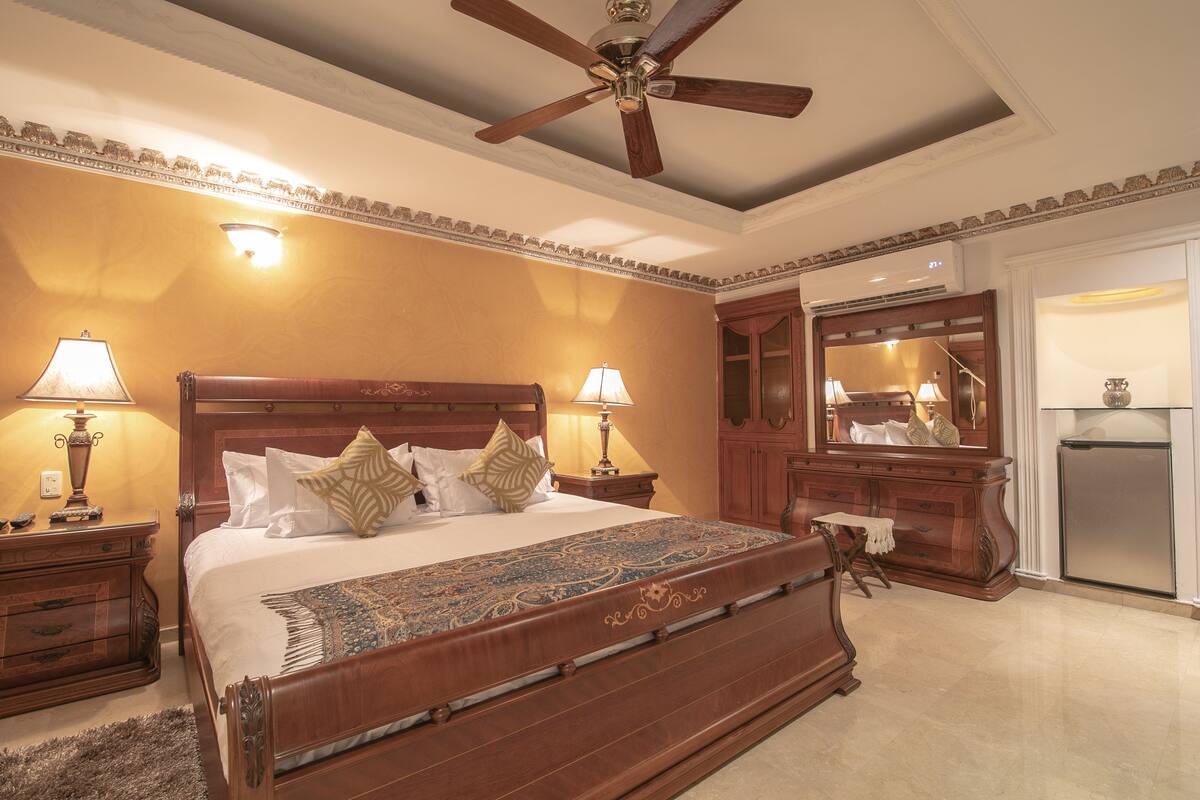 Suíte júnior, 1 cama King, para não fumantes, vista para a piscina | Roupas de cama premium, cofres nos quartos