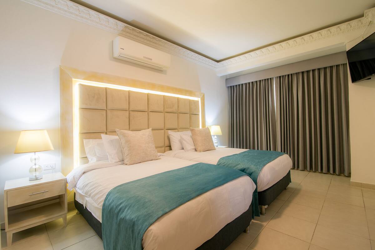 Quarto quádruplo família | Roupas de cama premium, cofres nos quartos