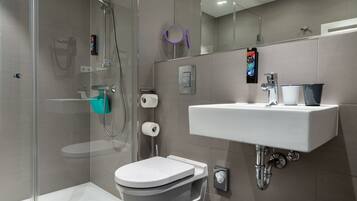 Regadera, amenidades de baño gratuitas, secadora de cabello, toallas