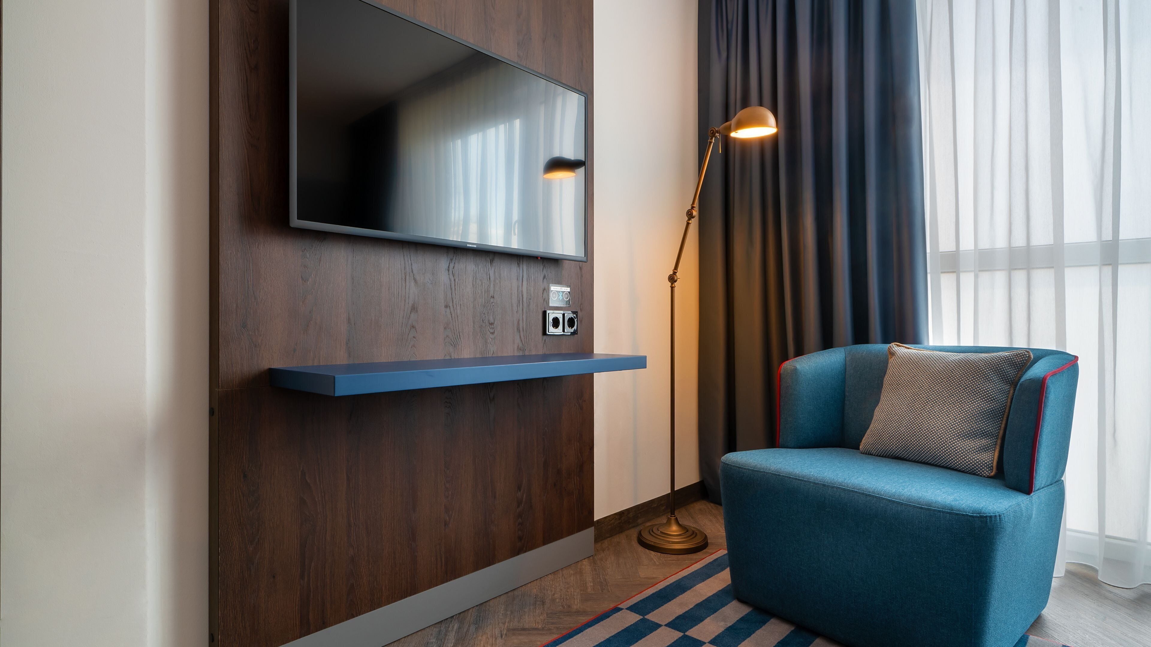 standard room, 1 queen bed, accessible | hypo-allergenic bedding, in-room safe, individually decorated