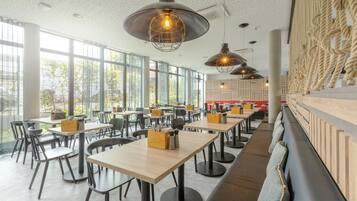 Frukostbuffé varje dag (EUR 19.00 per person)