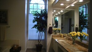 Casa ejecutiva, 4 habitaciones, no fumadores | Baño | Bañera y ducha independientes y toallas