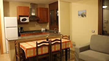 Apartment, 1 Bedroom (7) | Private kitchen | Full-size fridge, microwave, oven, stovetop