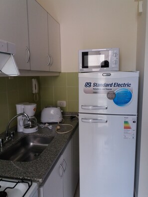 Geladeira grande, micro-ondas, fogão, cooktop