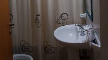 Kombinasi shower/bathtub, bathtub besar, pengering rambut, dan kloset