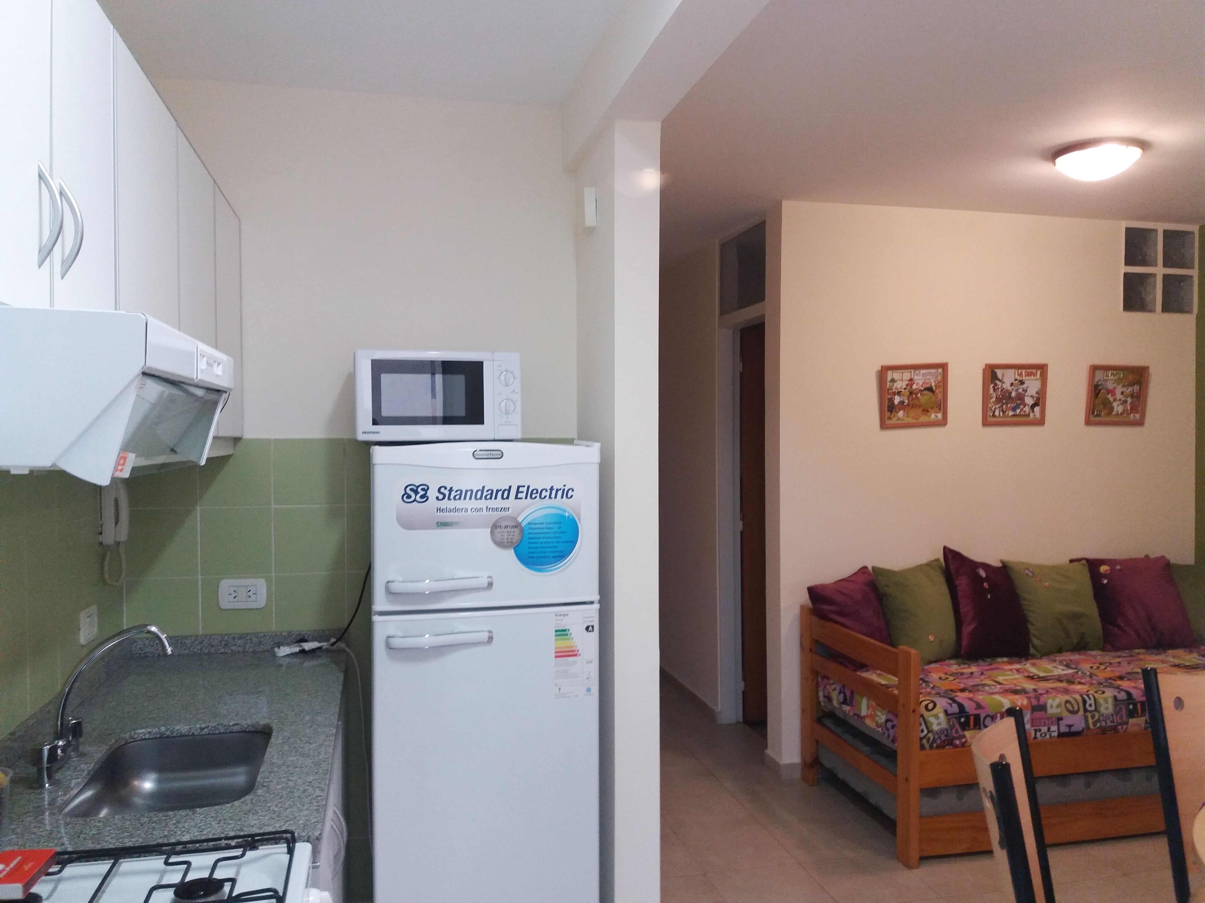 Refrigerador con congelador, microondas, horno y parrilla de estufa 