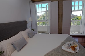 Memory-foam beds, individually decorated, desk, blackout curtains - Pensión O Xardin de Julia (Santiago de Compostela)