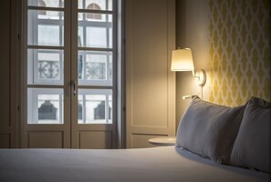 Habitación doble, vista a la ciudad | Camas con efecto memoria, decoración personalizada y escritorio 