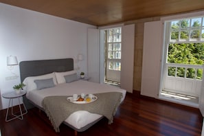 Betten mit Memory-Foam-Matratzen, individuell dekoriert, Schreibtisch