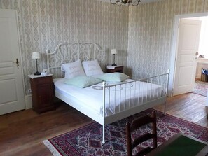 Double Room (Balcon) | Individually decorated, individually furnished, blackout drapes