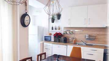 Appartement, 4 slaapkamers | Privékeuken | Een espressoapparaat, een koffiezetapparaat/waterkoker, een koelkast