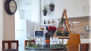 Appartement, 4 slaapkamers | Dineren op de kamer