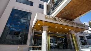 Bariloche City Hotels exteriör har en modern design med stora fönster och en framträdande entré.