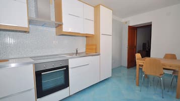 Családi apartman | Privát konyha | Nagyméretű hűtő/fagyasztó, sütő, főzőlap és kávé-/teafőző