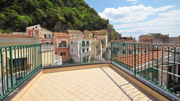 A rooftop terrace with a tiled floor and a green metal railing. - Apartments Cetara (Cetara)