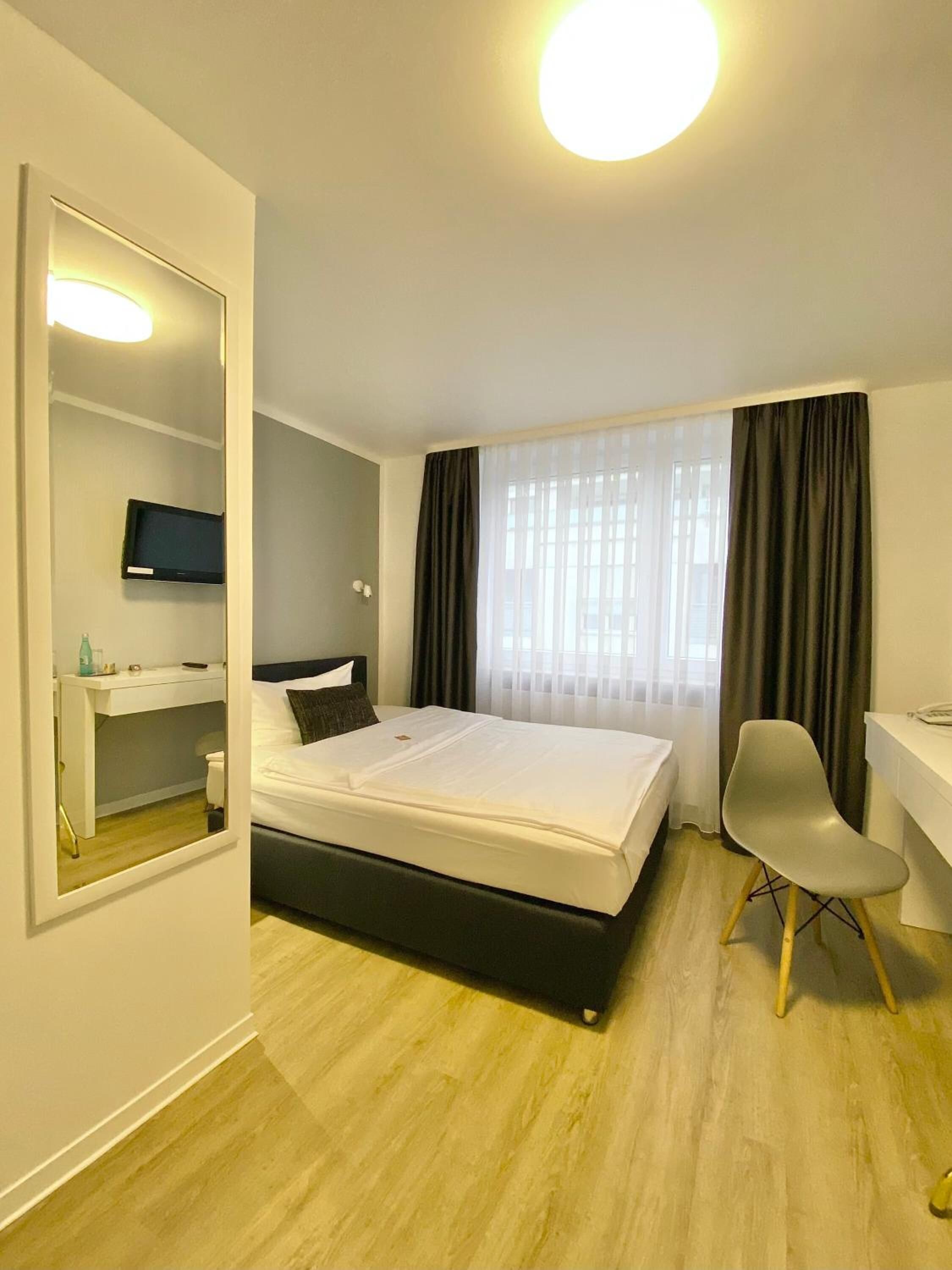 single room | desk, iron/ironing board, free wifi, bed sheets