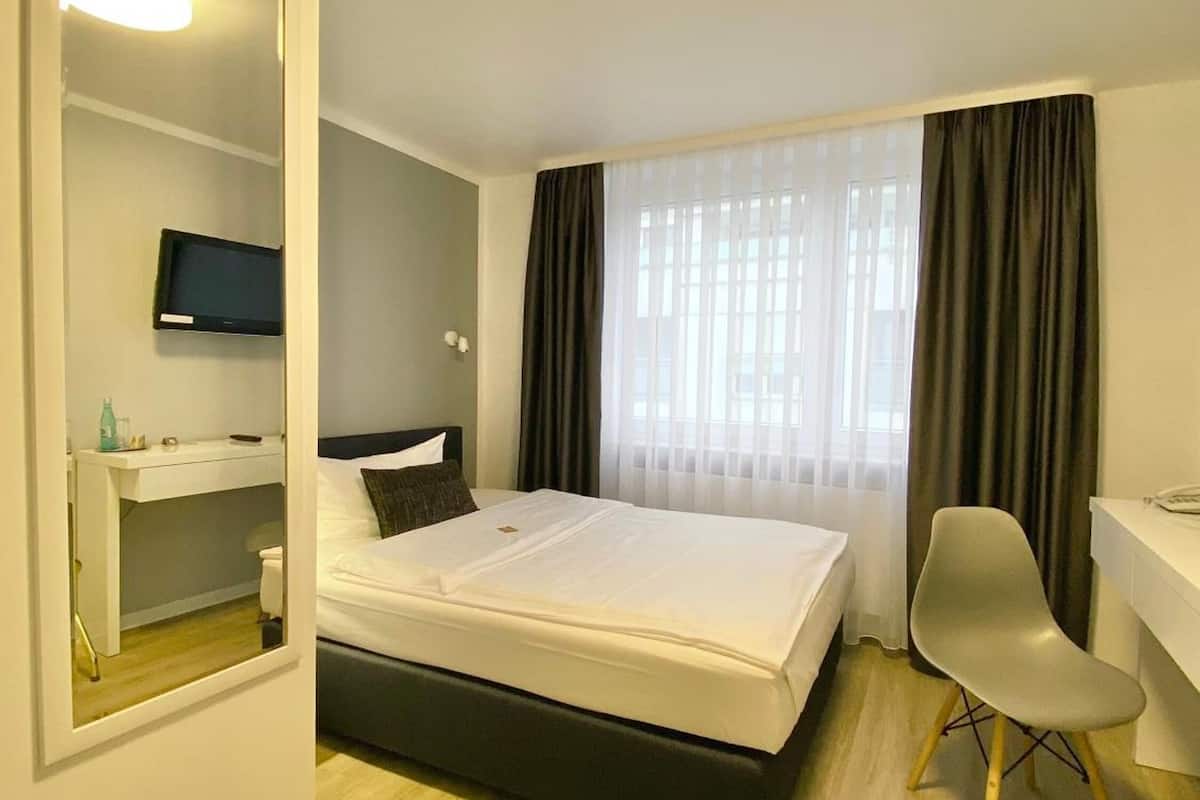 single room | desk, iron/ironing board, free wifi, bed sheets