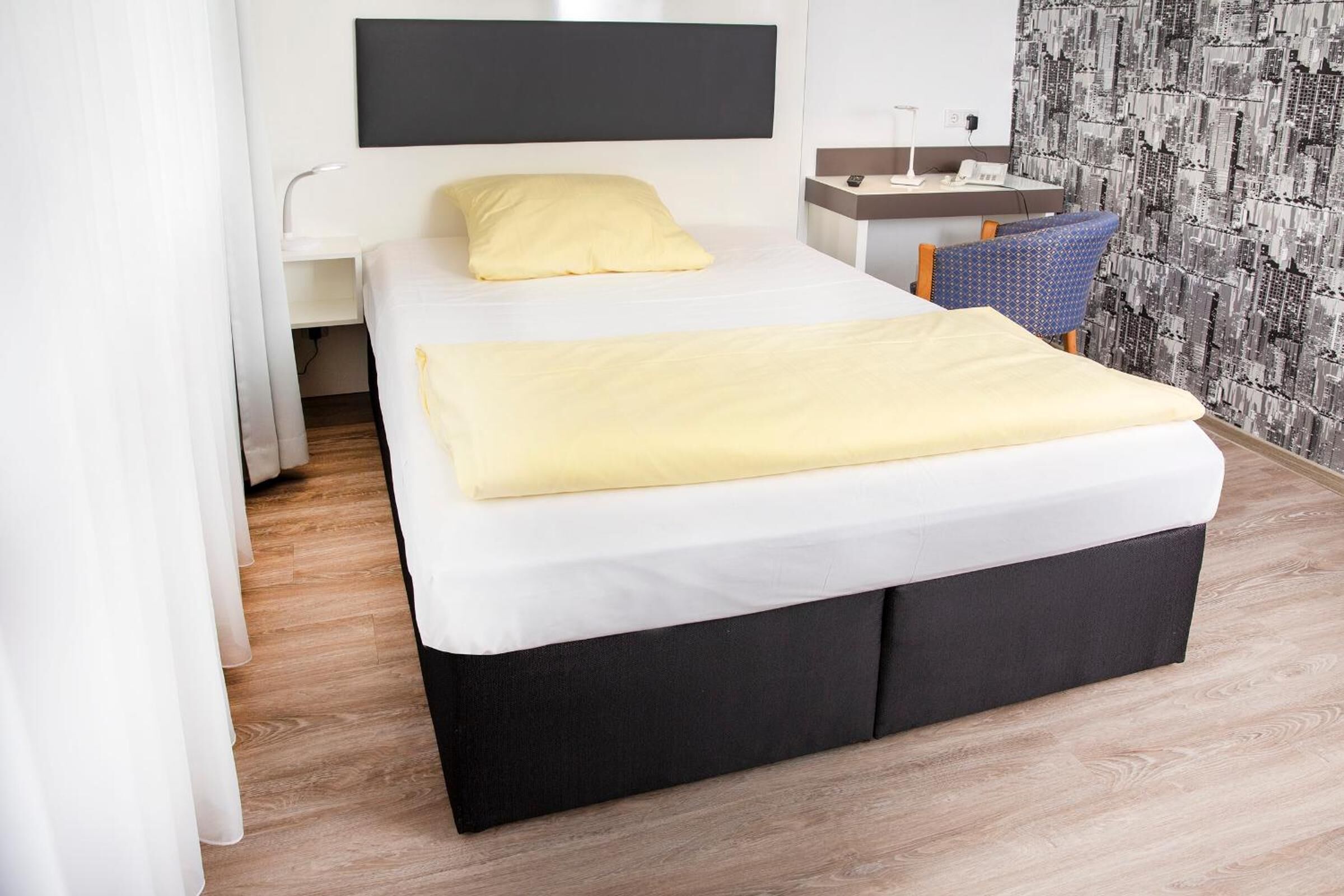 single room | desk, iron/ironing board, free wifi, bed sheets