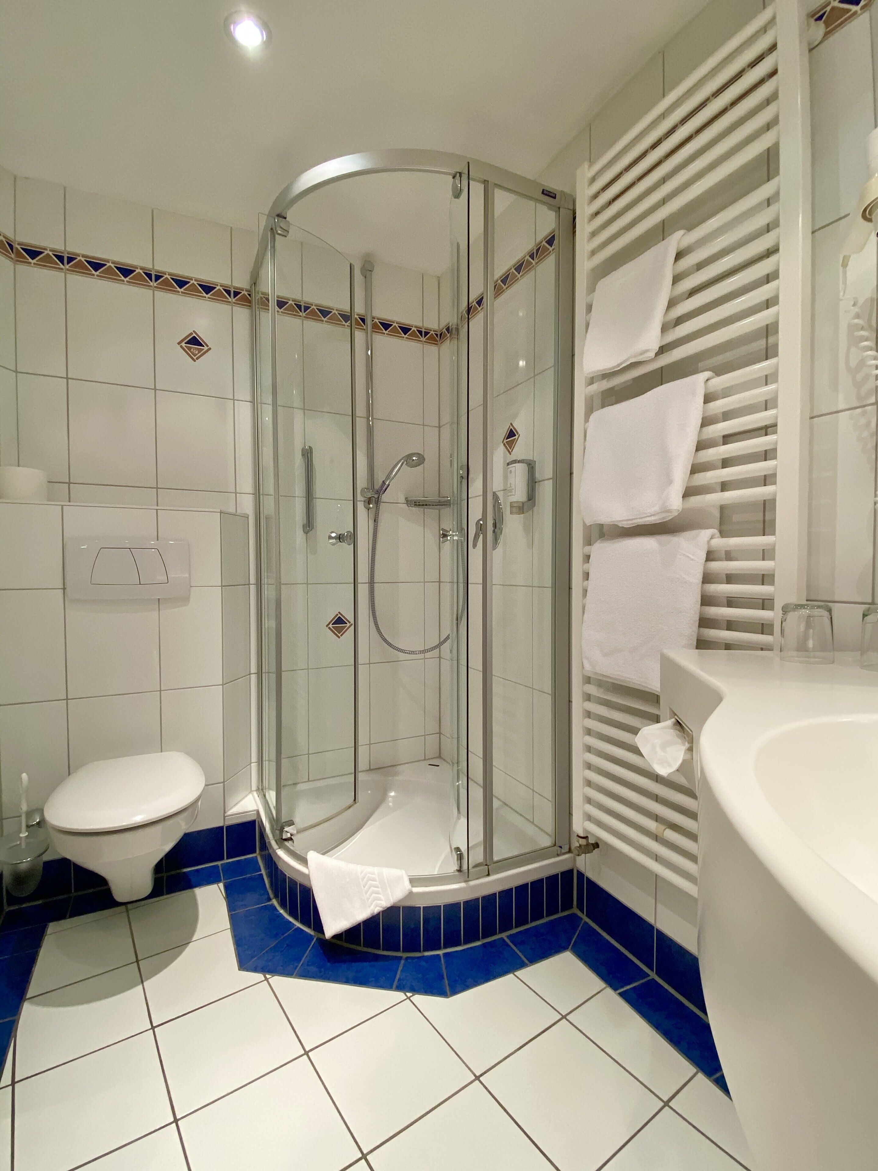double room | bathroom | shower, rainfall showerhead, free toiletries, hair dryer