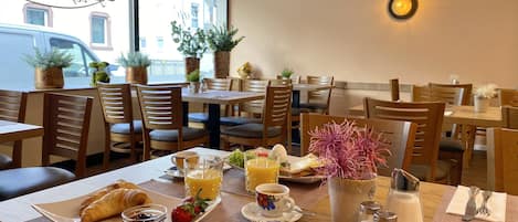 每日供应自助式早餐(每人 EUR 14)