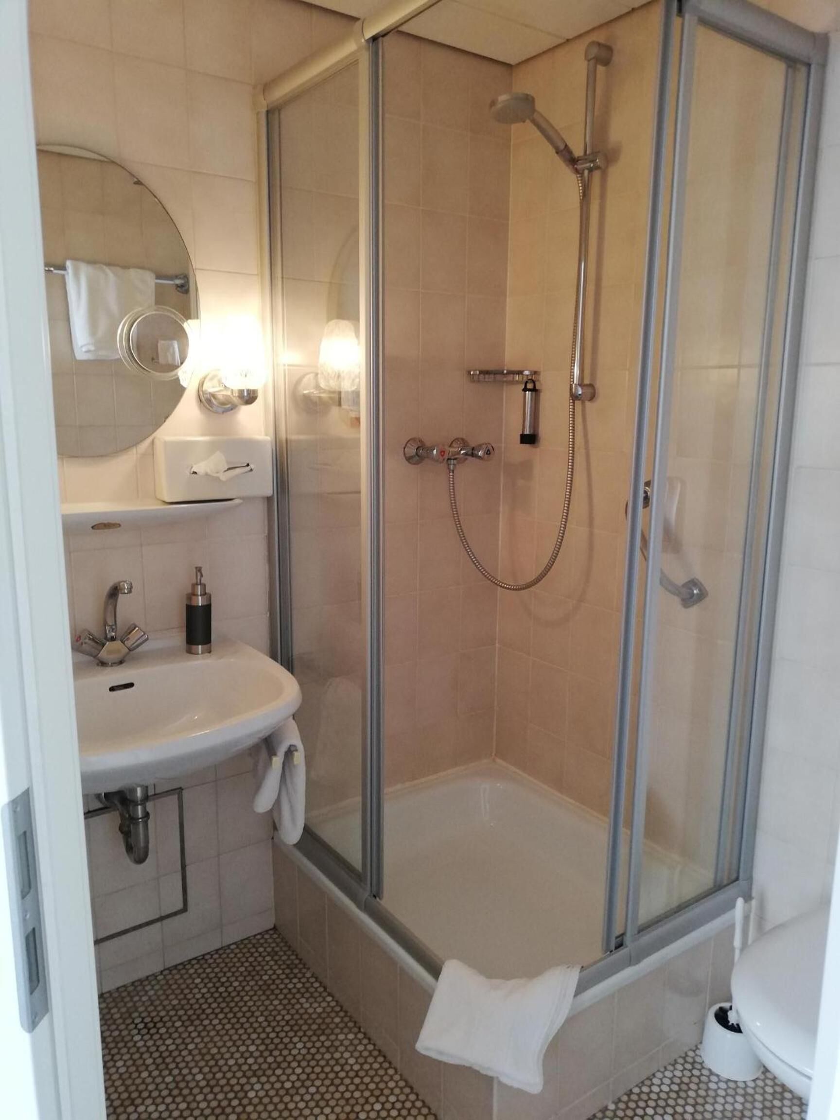 single room | bathroom | shower, rainfall showerhead, free toiletries, hair dryer