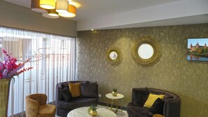 Lobby sitting area - Hotel Russmann (Goldbach)