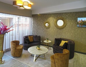 Coin salon dans le hall