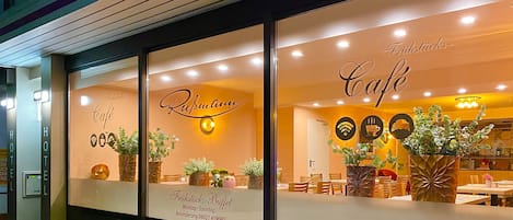 Tägliches Frühstücksbuffet (14 EUR pro Person)