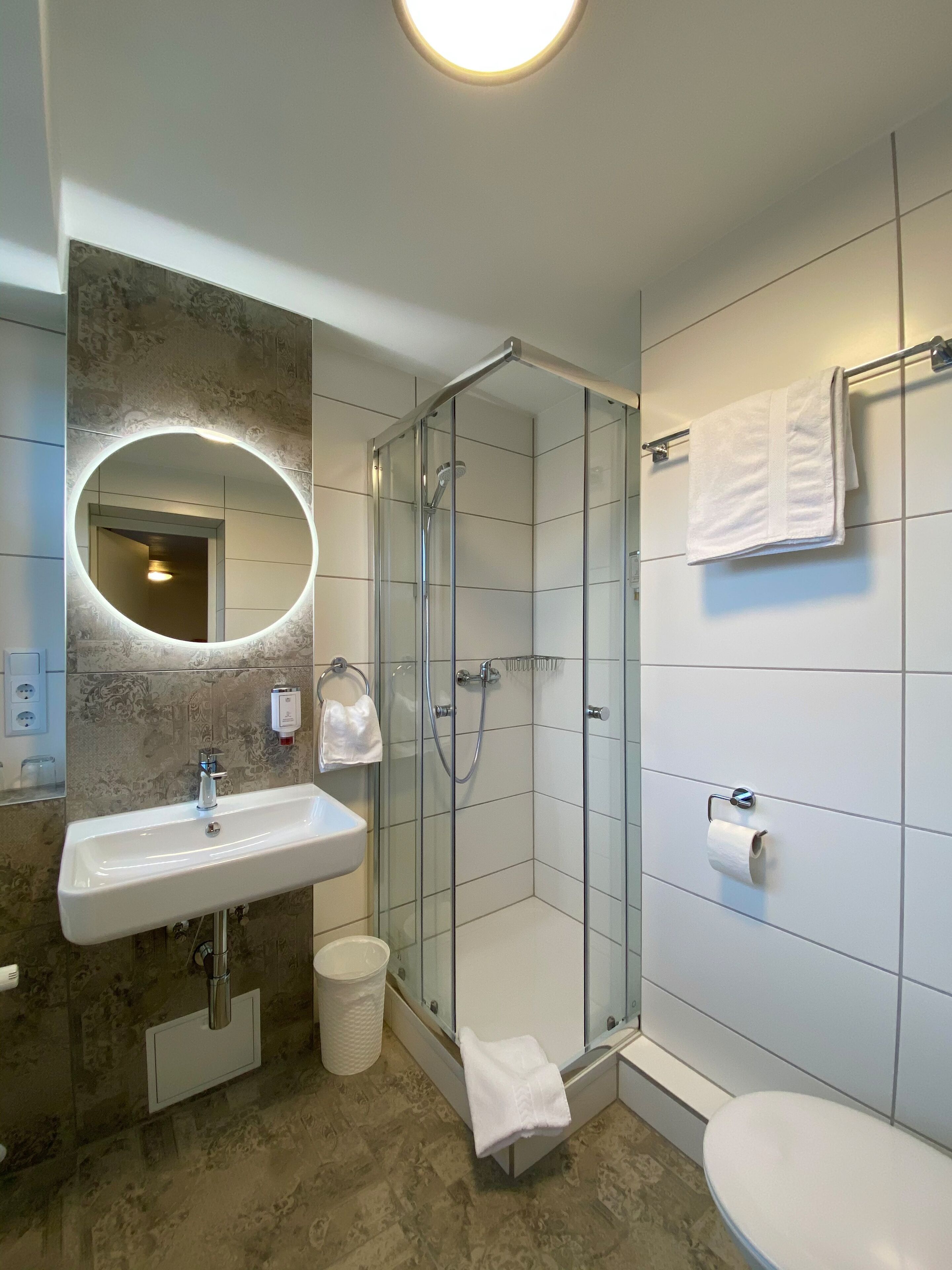 shower, rainfall showerhead, free toiletries, hair dryer