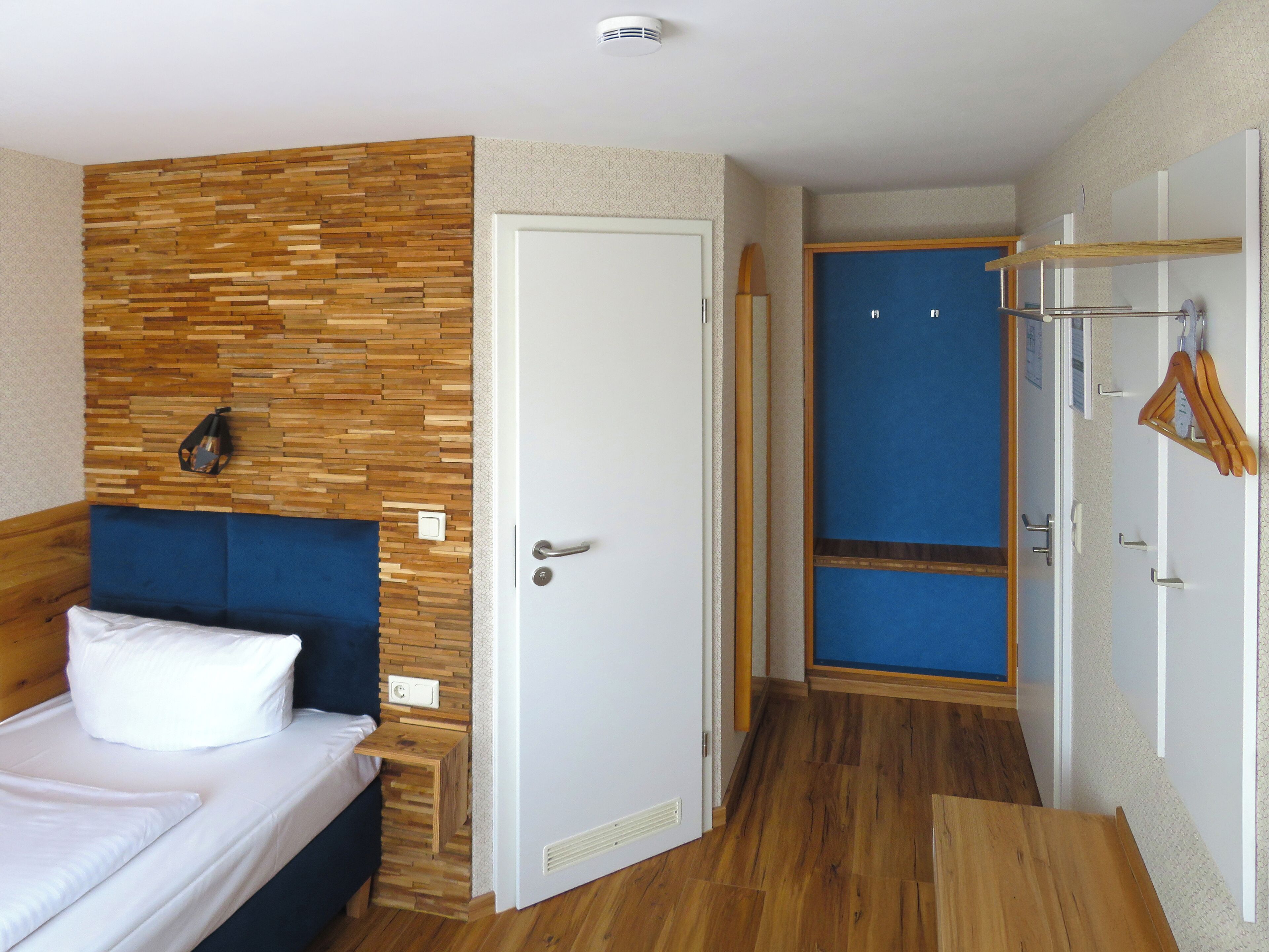 Escritorio, tabla de planchar con plancha, wifi gratis y ropa de cama 