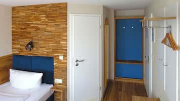 Habitación individual | Escritorio, tabla de planchar con plancha, wifi gratis y ropa de cama