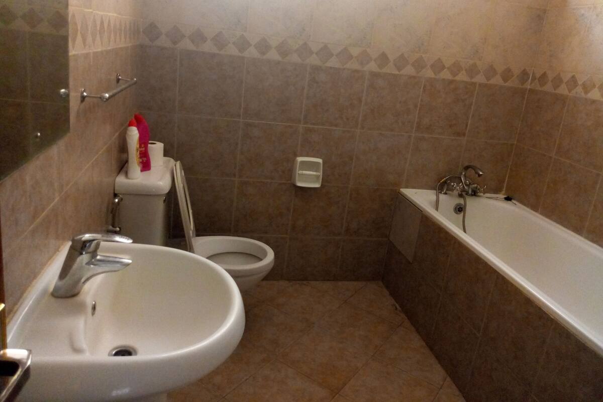 Appartement Confort, 3 chambres, fumeur | Salle de bain | Douche, douche cascade, serviettes fournies