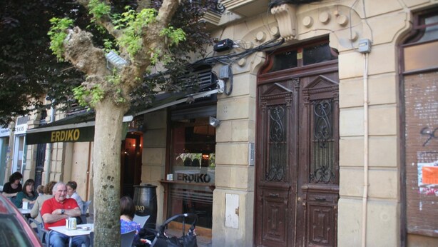 Un edificio con una puerta de madera grande y un letrero que dice "ERDIKO".