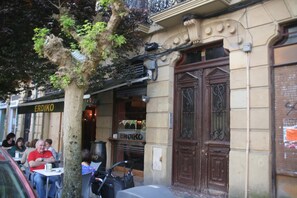 A building with a large wooden door and a sign that reads "ERDIKO". - Pension Yoldi (San Sebastián)
