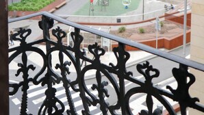 Vista de una plaza urbana moderna con un parque infantil, rodeada de edificios residenciales de varios pisos.