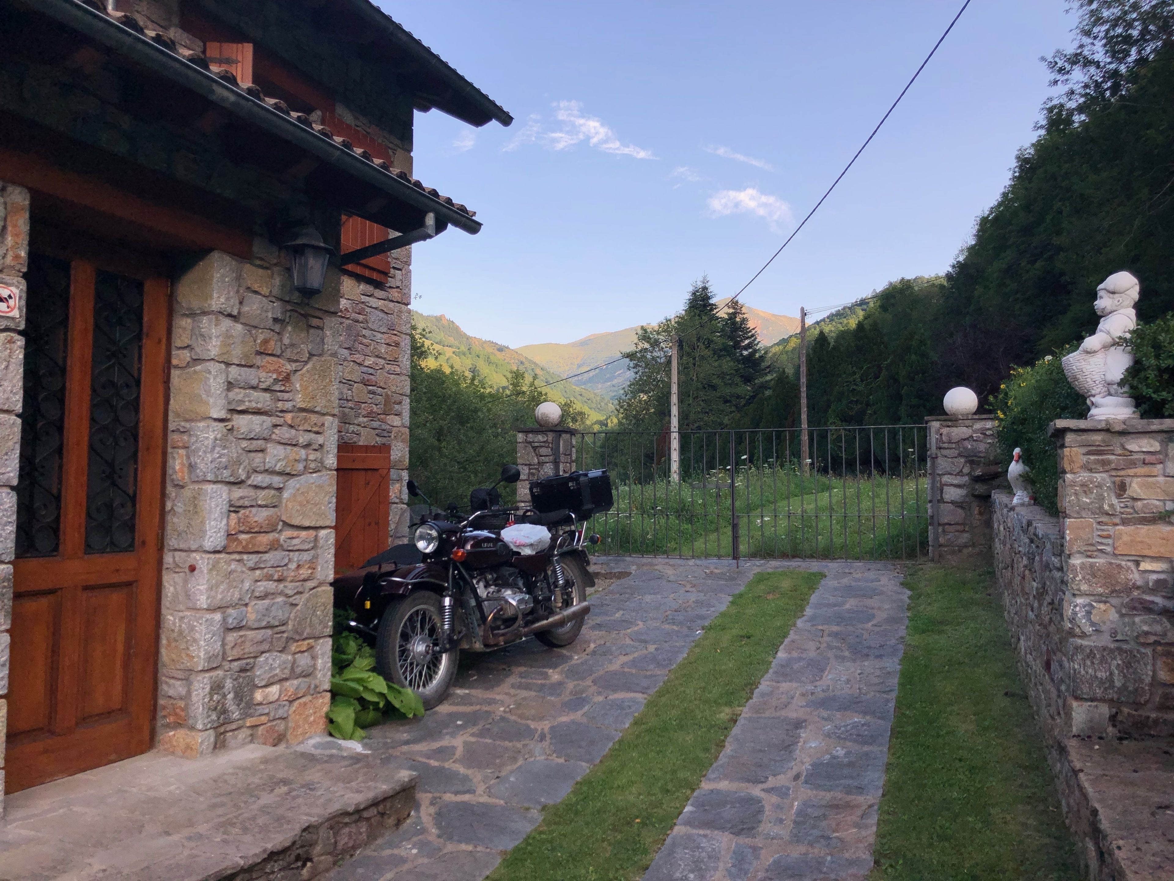 Un edificio in pietra con una motocicletta parcheggiata davanti.